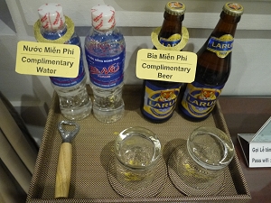 オレンジ ホテル ダナン デラックスルーム お部屋に置いてあるお水とビールの画像