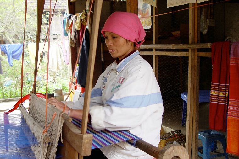 Weavin,-Mai-Chau,-Vietnam.jpg