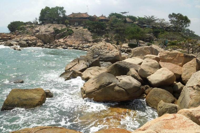 岬の先端で青い海を眺める ニャチャン名物 ホンチョン岬 ベトナム最新情報ブログ 現地在住ライターによるベトナムの記事