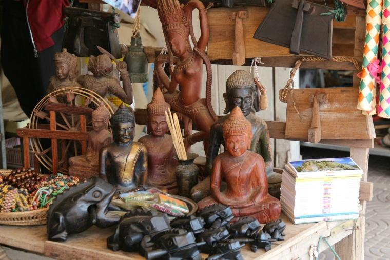 木彫りの仏像はもはや東南アジア名物の土産
