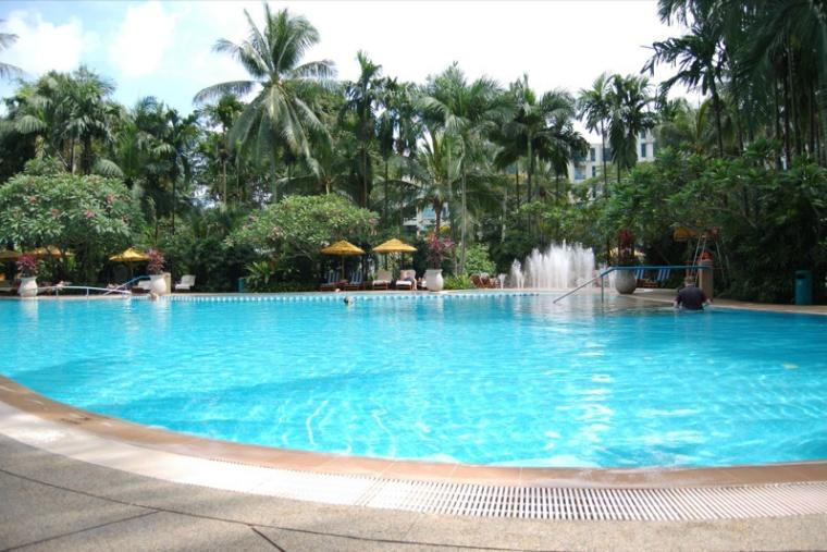 Swimming_pool_of_the_Shangri-La_Hotel_Singapore_-_20051113.jpg