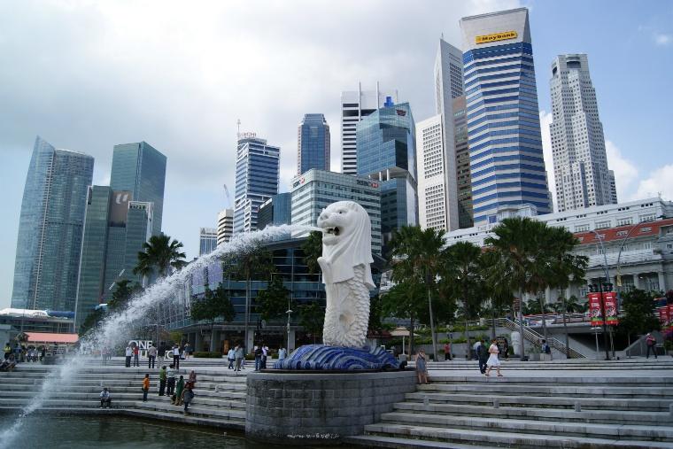 Merlion_and_the_Singapore_Skyline.jpg
