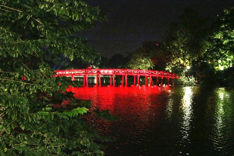 ホアンキエム湖の夜を散歩 | ベトナム最新情報ブログ（現地在住