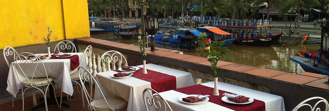 夜景が見渡せる川沿いレストランで ベトナム料理の夕食