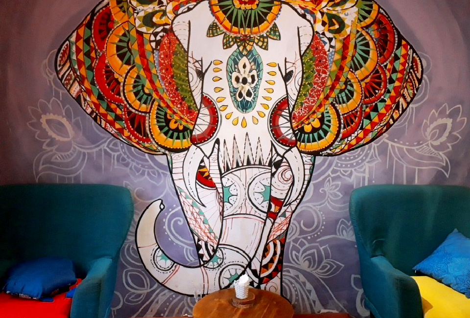 エデンカフェ店内に飾られている象の壁画