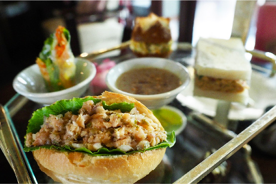 スモークサーモンのバゲッドサンド、海鮮サンドイッチ、生春巻き、プレッツエルのタマゴサンド画像